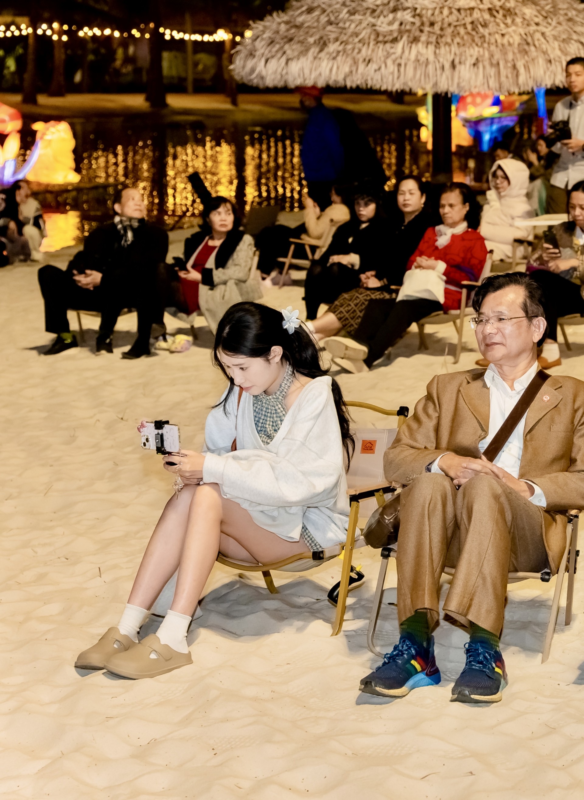 Ngày đầu năm mới, biển người váy áo xúng xính check-in Lễ hội Xuân lớn nhất Việt Nam