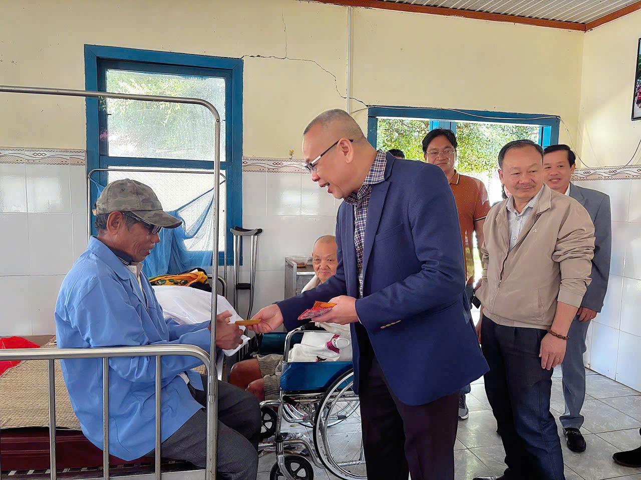 Ngành Y tế tỉnh Đắk Lắk quan tâm, hỗ trợ, xoa dịu nỗi đau của những người bệnh phong Ngành Y tế tỉnh Đắk Lắk quan tâm, hỗ trợ, xoa dịu nỗi đau của những người bệnh phong