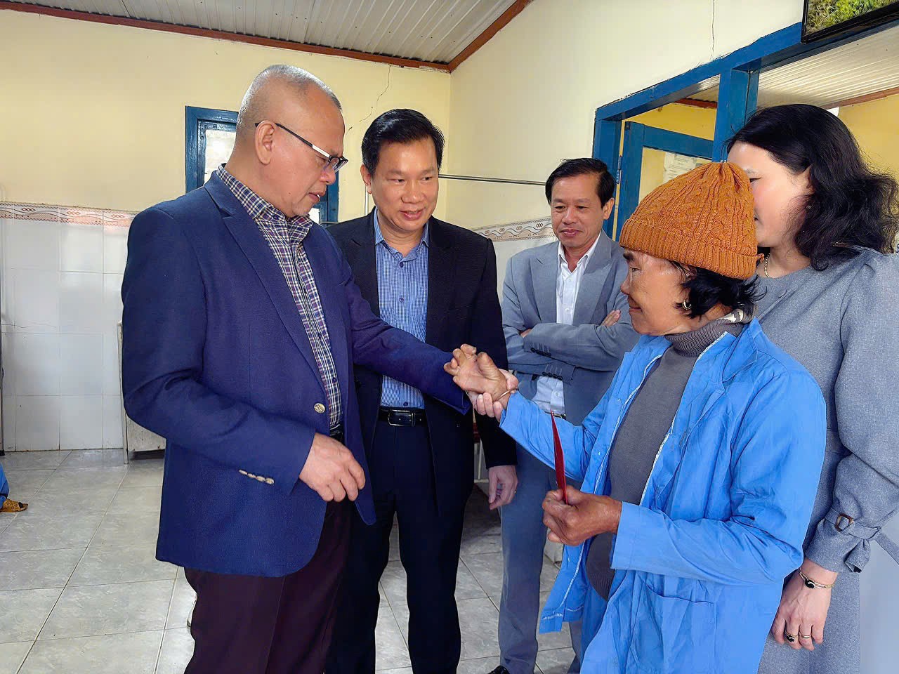 Ngành Y tế tỉnh Đắk Lắk quan tâm, hỗ trợ, xoa dịu nỗi đau của những người bệnh phong Ngành Y tế tỉnh Đắk Lắk quan tâm, hỗ trợ, xoa dịu nỗi đau của những người bệnh phong