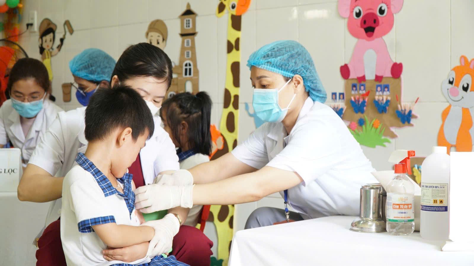 Tăng cường công tác phòng, chống bệnh cúm mùa, sởi và các bệnh lây truyền qua đường hô hấp