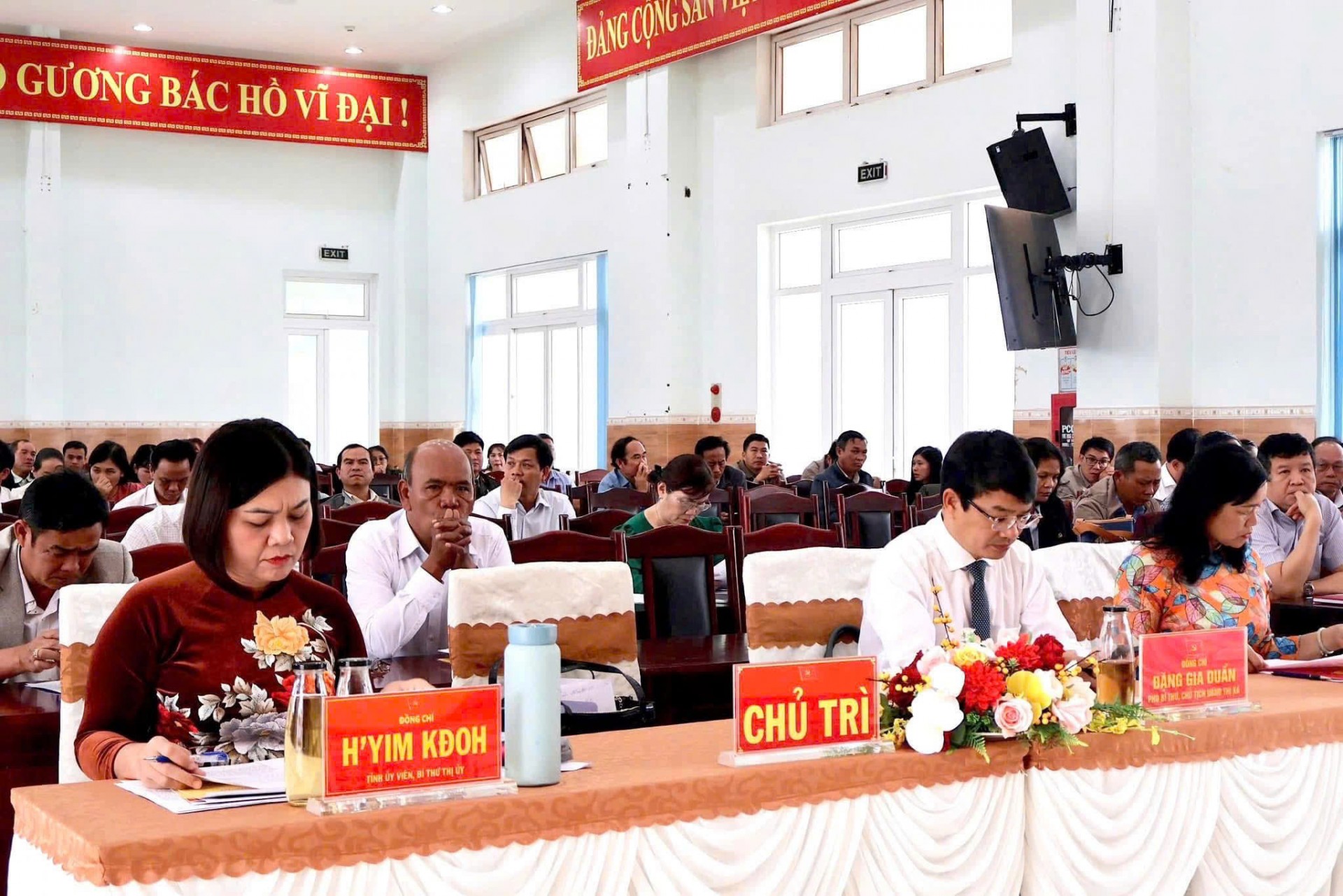 Thị uỷ Buôn Hồ công bố các quyết định về việc sắp xếp bộ máy và công tác cán bộ