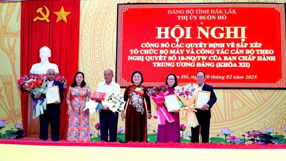Thị uỷ Buôn Hồ công bố các quyết định về việc sắp xếp bộ máy và công tác cán bộ