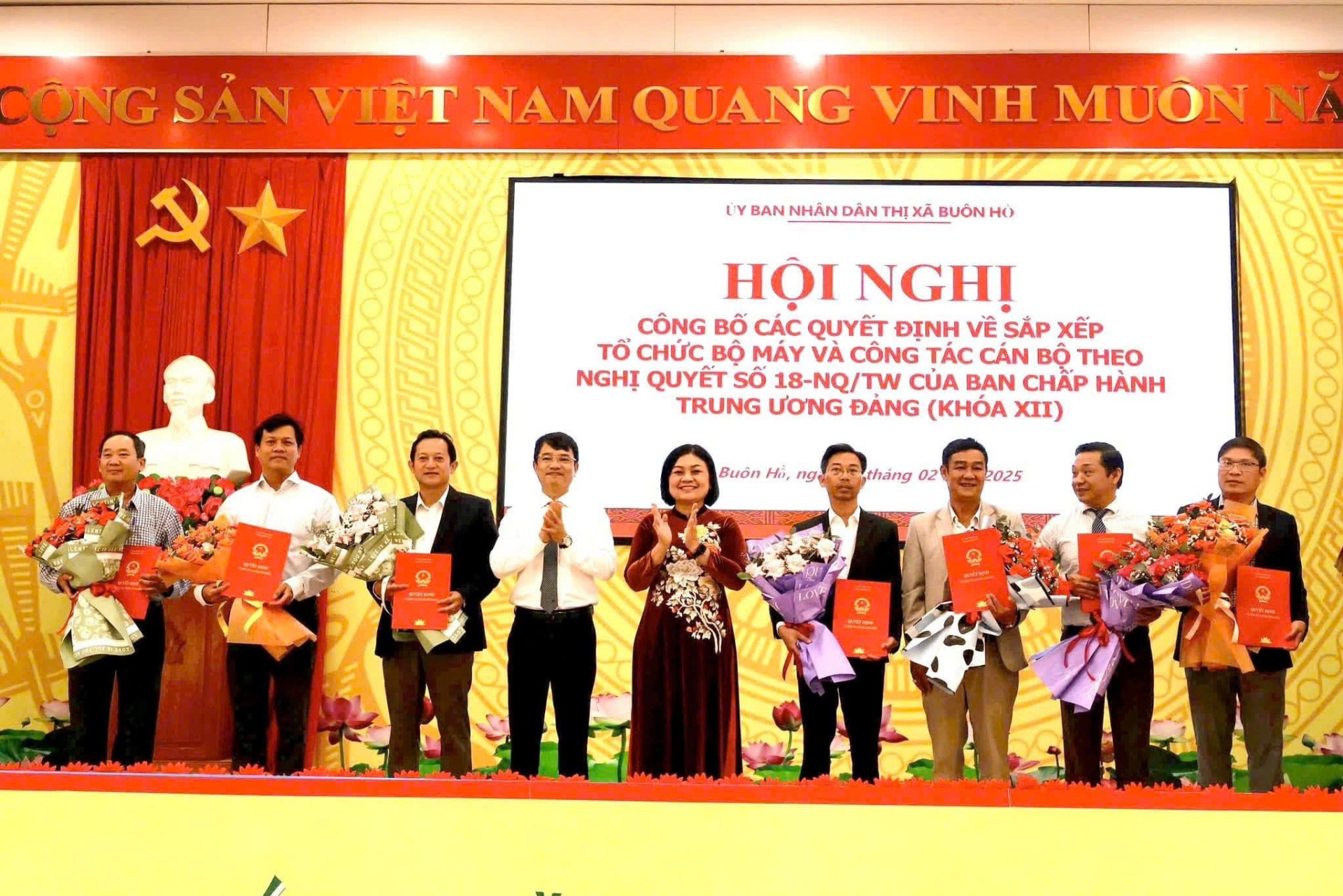 Thị uỷ Buôn Hồ công bố các quyết định về việc sắp xếp bộ máy và công tác cán bộ