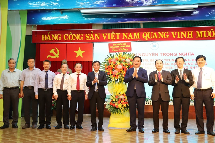 Trưởng Ban Tuyên giáo và Dân vận Trung ương thăm, chúc mừng Bệnh viện Thống Nhất