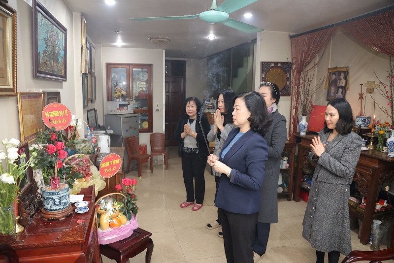 Bộ trưởng Bộ Y tế Đào Hồng Lan thắp hương, tri ân gia đình Liệt sĩ, bác sĩ Đặng Thùy Trâm