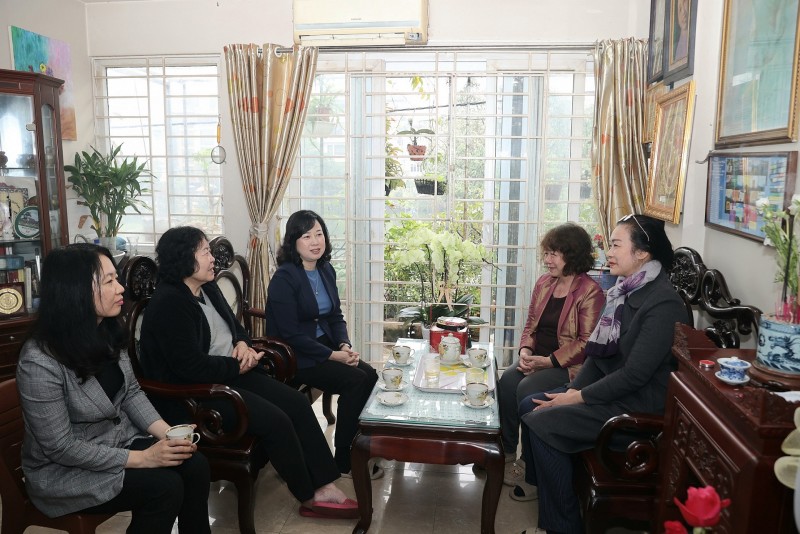 Bộ trưởng Bộ Y tế Đào Hồng Lan thắp hương, tri ân gia đình Liệt sĩ, bác sĩ Đặng Thùy Trâm