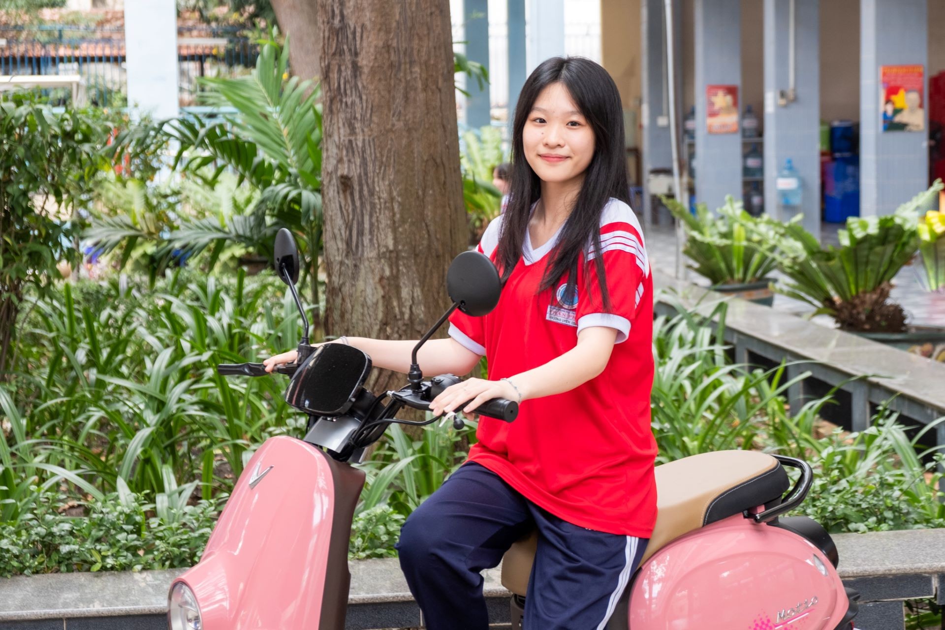 Xe máy điện VinFast ‘khuấy đảo’ trường học: Nhỏ gọn, cá tính và thân thiện