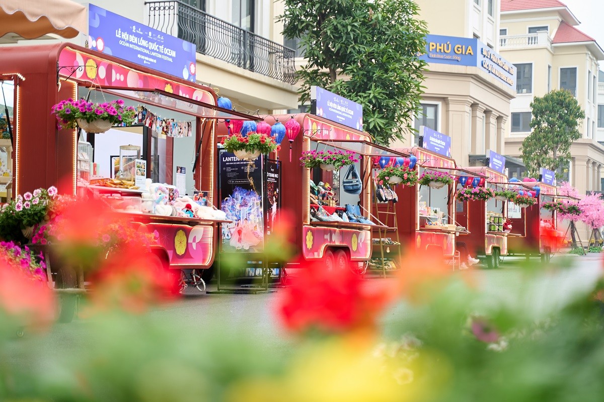 Đón 8/3 với combo quà tặng “siêu độc, siêu đỉnh” chỉ có tại Lễ hội Ánh sáng phương Đông