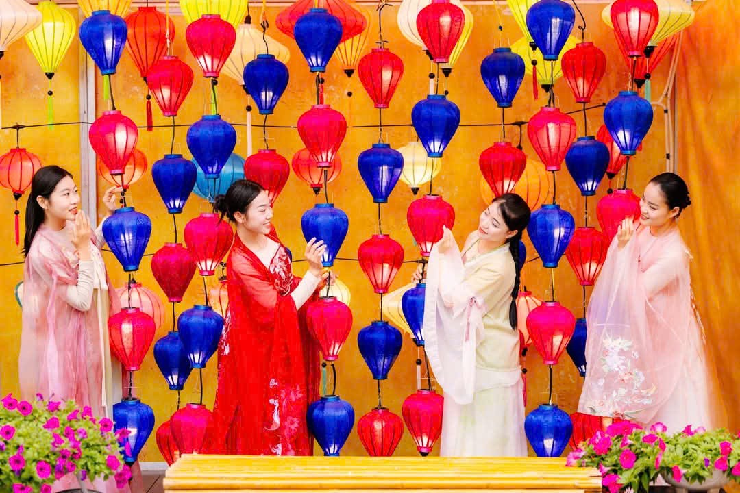 Đón 8/3 với combo quà tặng “siêu độc, siêu đỉnh” chỉ có tại Lễ hội Ánh sáng phương Đông