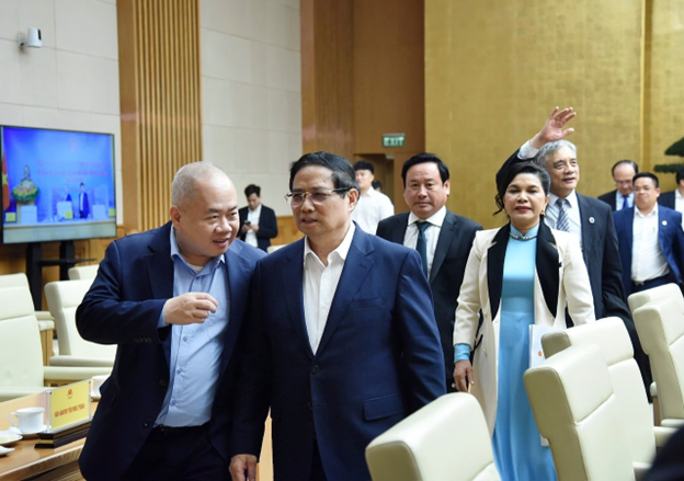 Thủ tướng Chính phủ Phạm Minh Chính và bà Đặng Thị Kim Oanh — Chủ tịch Kim Oanh Group (áo dài xanh) cùng nhiều Đại biểu, khách mời doanh nghiệp tại Hội nghị.