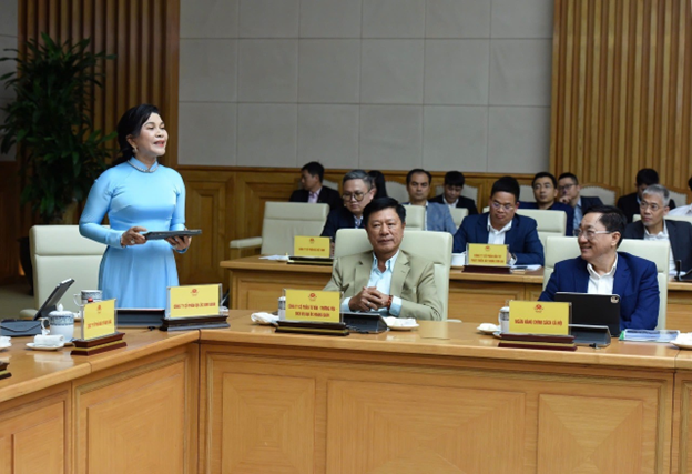 Chủ tịch Kim Oanh Group (áo dài xanh)— đã có những chia sẻ tâm huyết về hành trình xây dựng NOXH và đề xuất các giải pháp đột phá nhằm hiện thực hóa mục tiêu của Chính phủ: xây dựng ít nhất 1 triệu căn NOXH đến năm 2030.