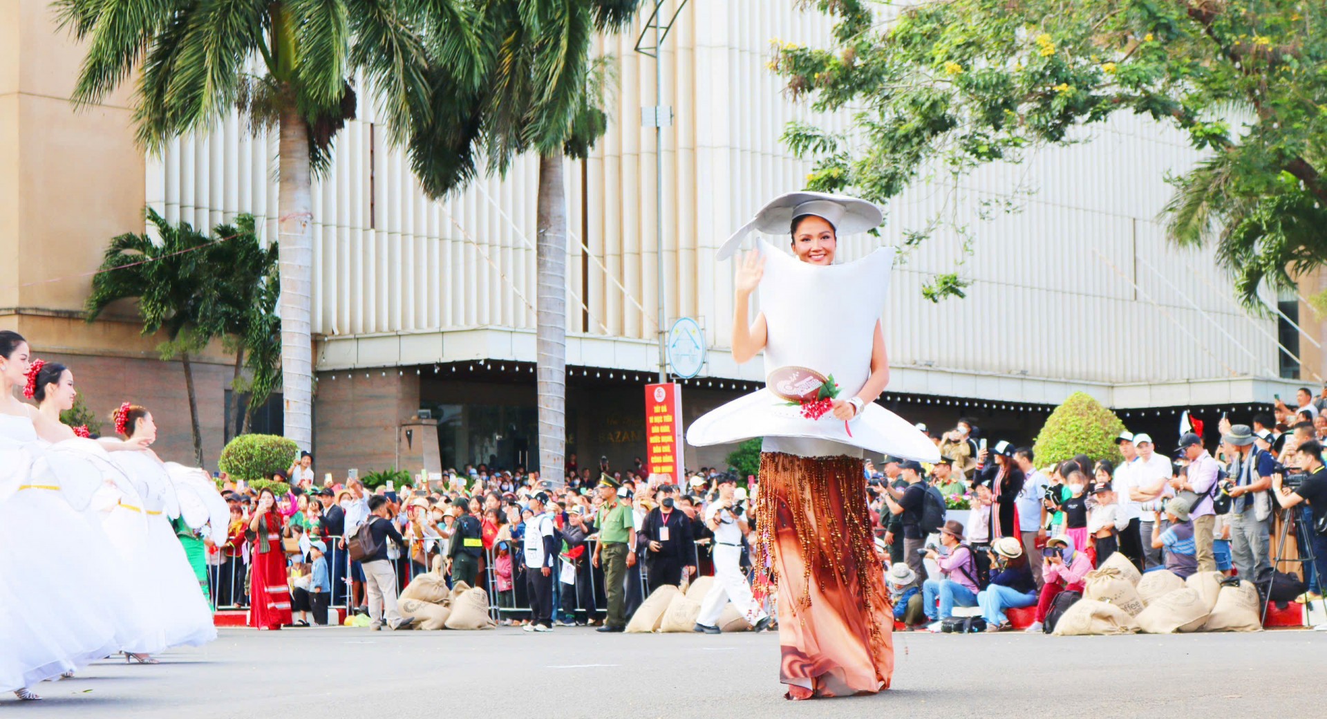 Lễ hội đường phố, nét đẹp đặc trưng văn hoá của vùng đất, con người Tây Nguyên