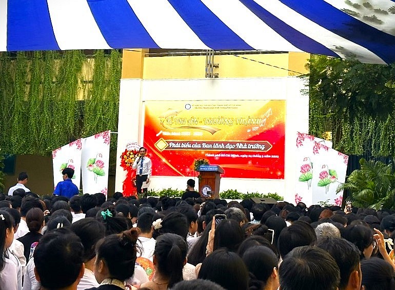 Nhấn vào ảnh để phóng to Thầy Phạm Văn Cường – Bí thư Chi bộ, Phó Hiệu trưởng trường THPT Tây Thạnh phát biểu tại chương trình.