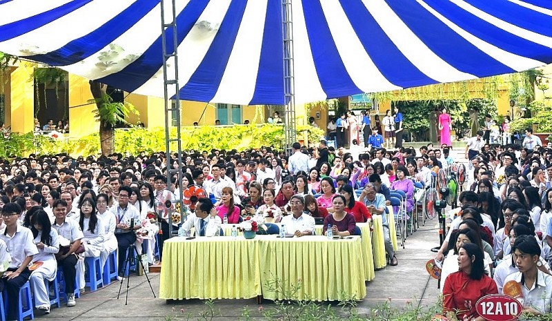 Nhấn vào ảnh để phóng to Các đại biểu, thầy cô, PHHS và toàn thể các bạn học sinh khối 12 niên khóa 2022 – 2025 của trường THPT Tây Thạnh tại Lễ Tri ân và Trưởng thành sáng 24/5/2025.