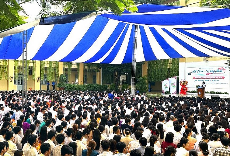 Nhấn vào ảnh để phóng to Em Thái Mạc Tường Vi – học sinh lớp 12A5, đại diện khối 12 phát biểu tại buổi lễ.