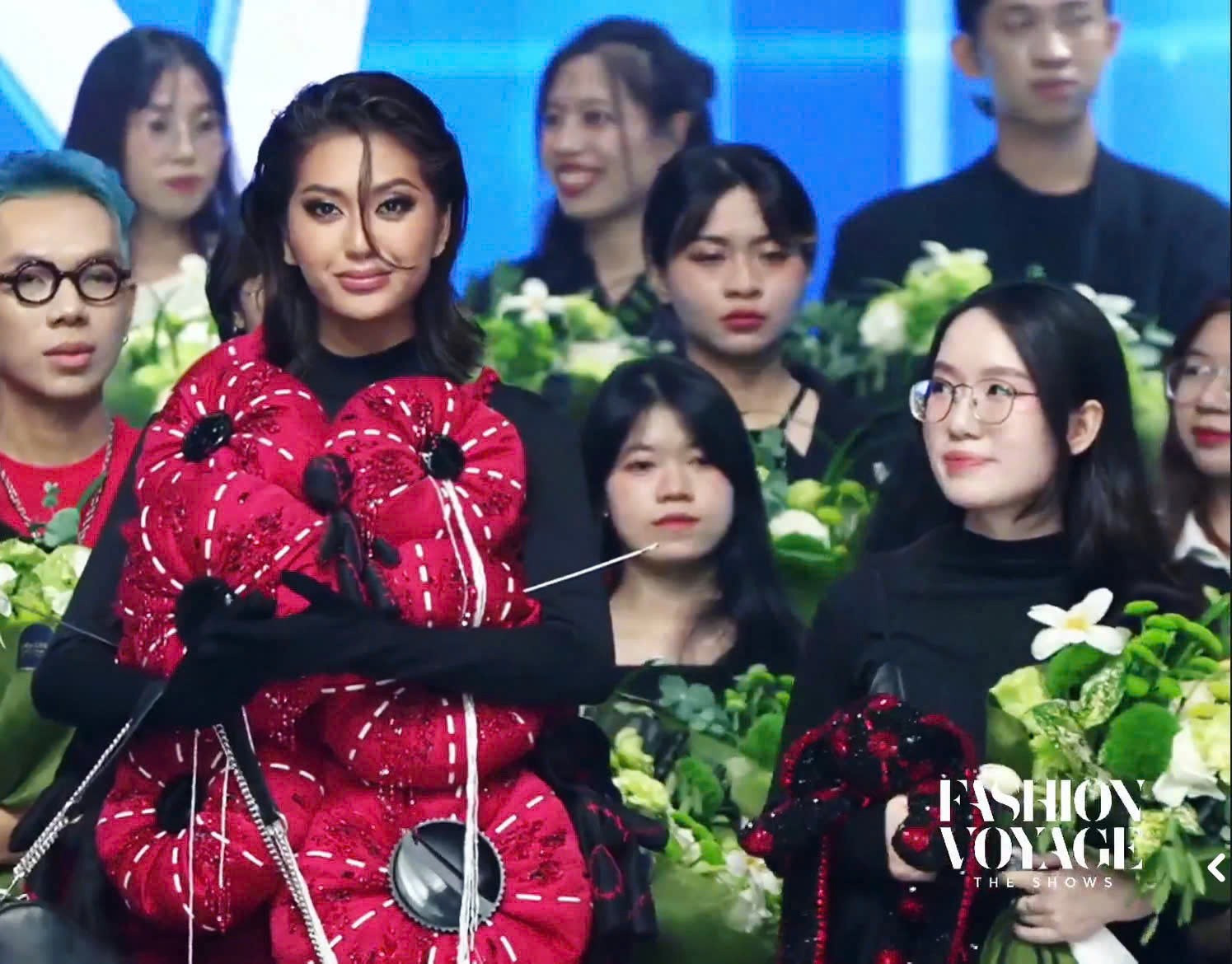 NTK Nguyễn Lan Anh mang “Ngọt Vải” lên sân khấu Miss Cosmo Vietnam 2025: Khi trái vải Việt hóa thân thành nghệ thuật Carnival NTK Nguyễn Lan Anh mang “Ngọt Vải” lên sân khấu Miss Cosmo Vietnam 2025: Khi trái vải Việt hóa thân thành nghệ thuật Carnival