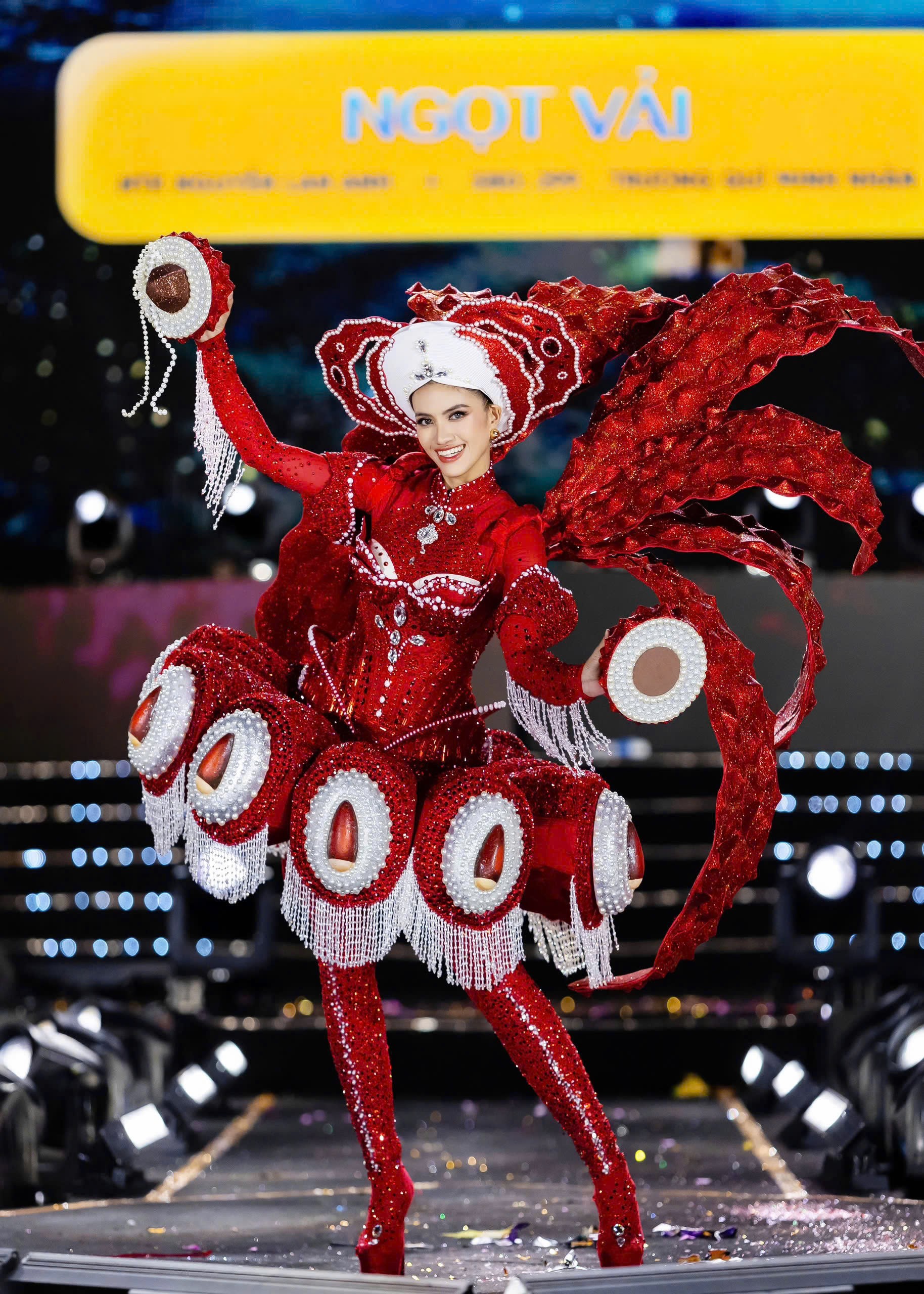 NTK Nguyễn Lan Anh mang “Ngọt Vải” lên sân khấu Miss Cosmo Vietnam 2025: Khi trái vải Việt hóa thân thành nghệ thuật Carnival