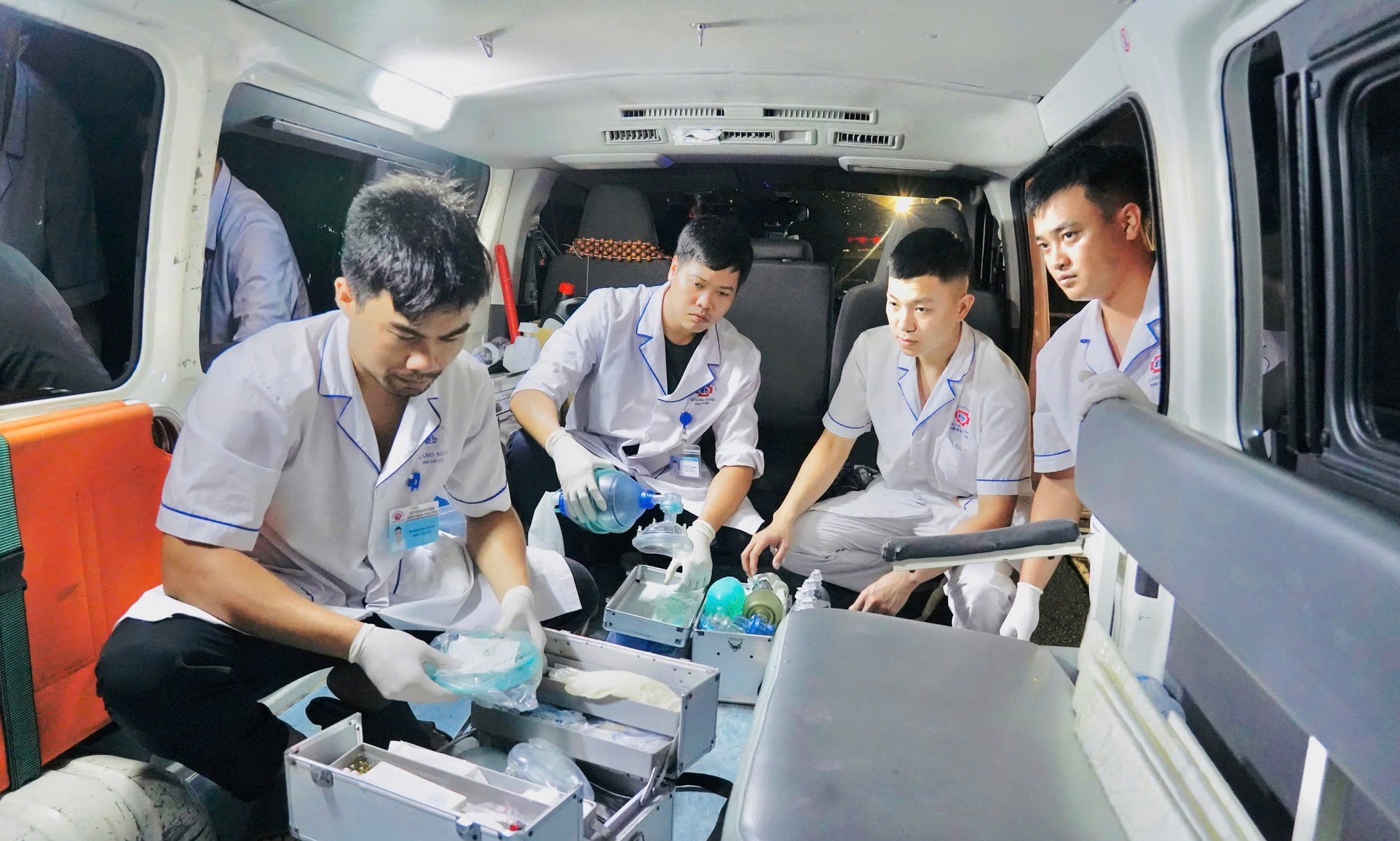 Tiếp tục tập trung toàn lực cứu chữa nạn nhân vụ lật tàu tại Vịnh Hạ Long