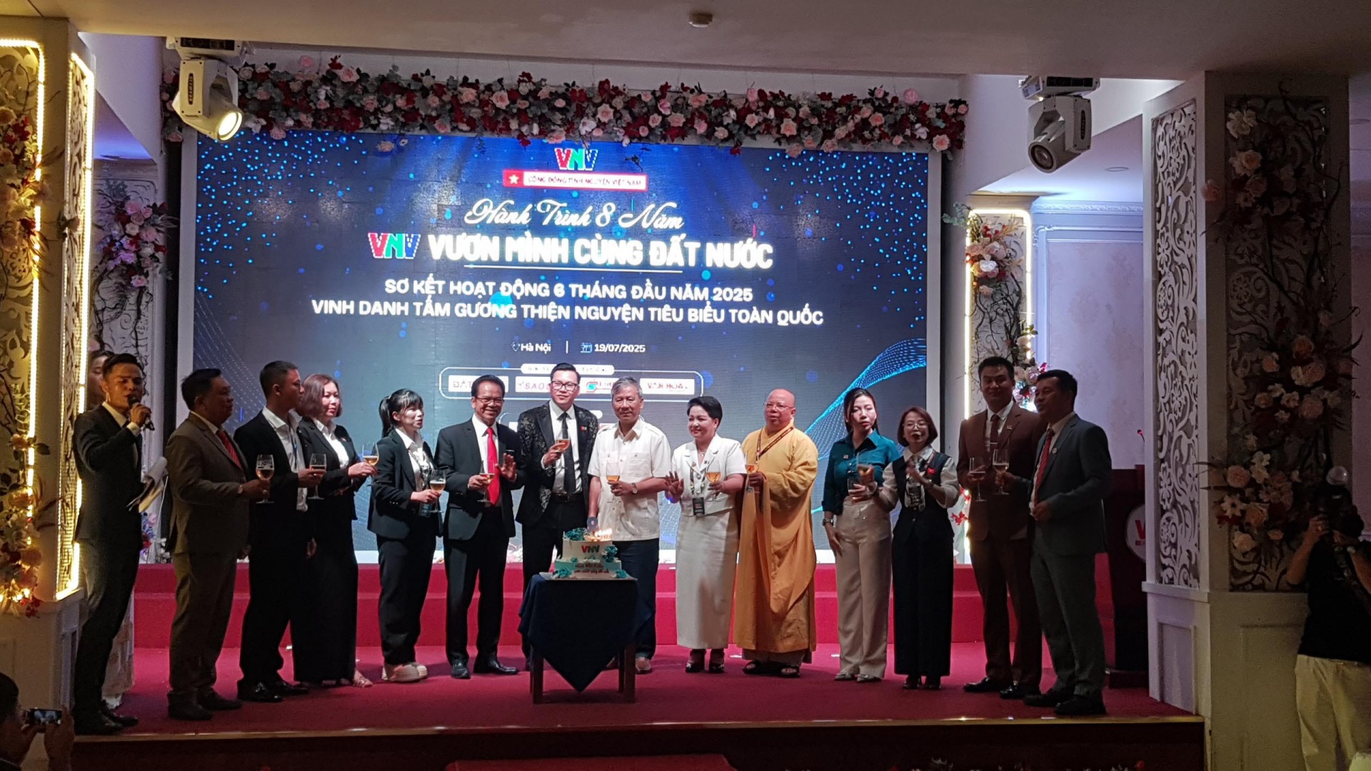 VNV kỷ niệm 8 năm: hành trình lan tỏa yêu thương trên khắp dải đất hình chữ S VNV kỷ niệm 8 năm: hành trình lan tỏa yêu thương trên khắp dải đất hình chữ S