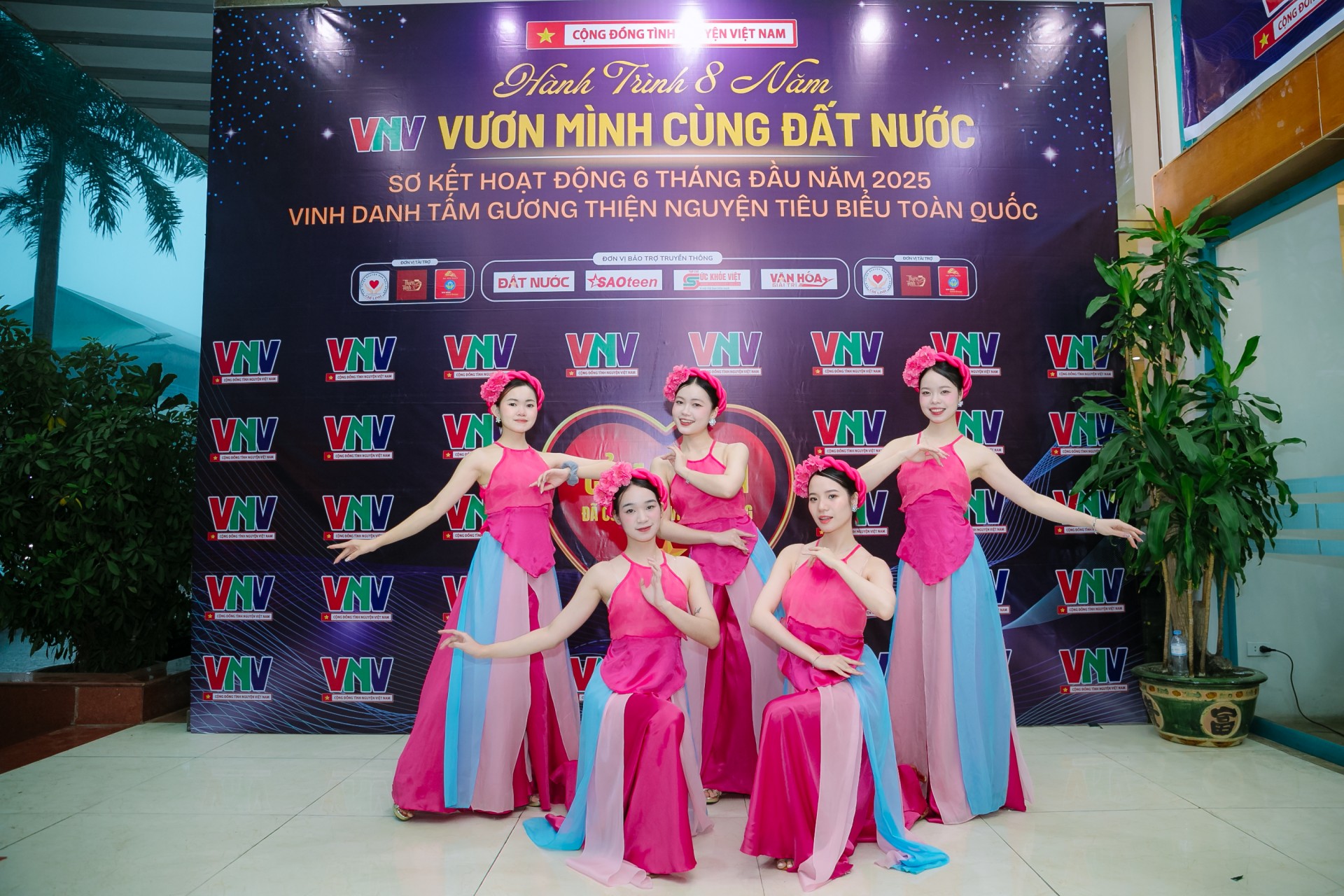 VNV kỷ niệm 8 năm: hành trình lan tỏa yêu thương trên khắp dải đất hình chữ S VNV kỷ niệm 8 năm: hành trình lan tỏa yêu thương trên khắp dải đất hình chữ S