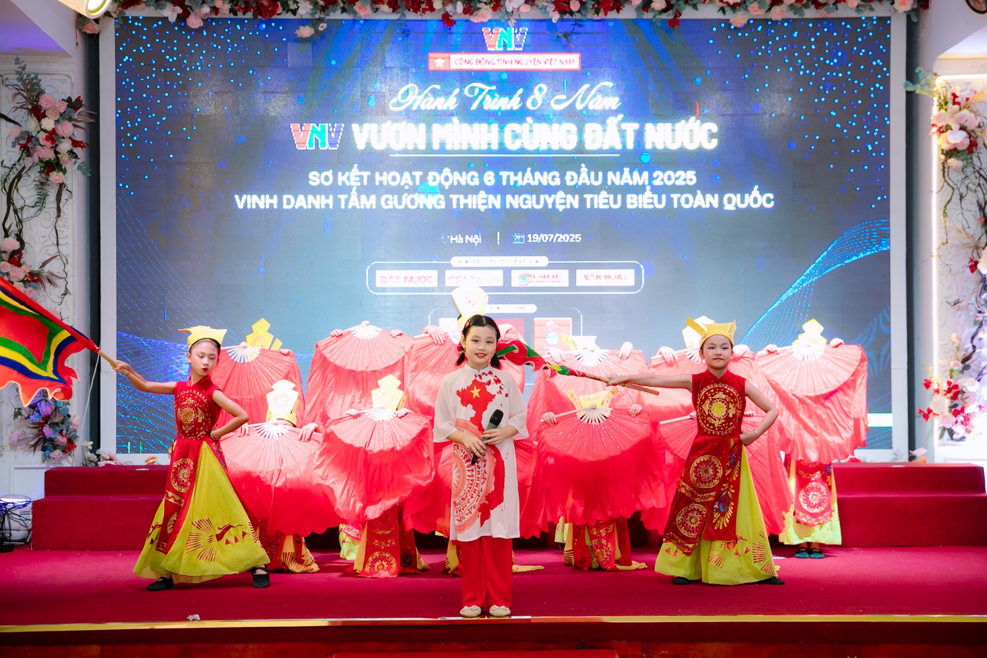 VNV kỷ niệm 8 năm: hành trình lan tỏa yêu thương trên khắp dải đất hình chữ S VNV kỷ niệm 8 năm: hành trình lan tỏa yêu thương trên khắp dải đất hình chữ S