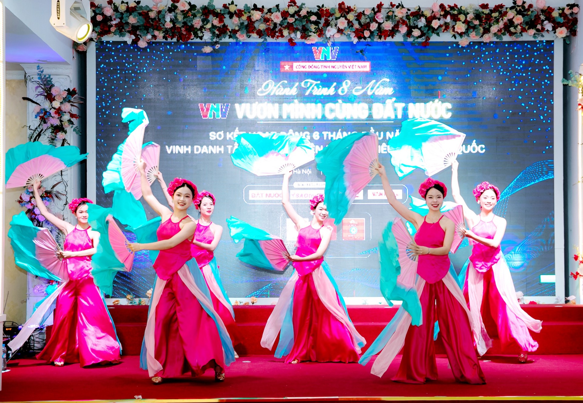 VNV kỷ niệm 8 năm: hành trình lan tỏa yêu thương trên khắp dải đất hình chữ S VNV kỷ niệm 8 năm: hành trình lan tỏa yêu thương trên khắp dải đất hình chữ S