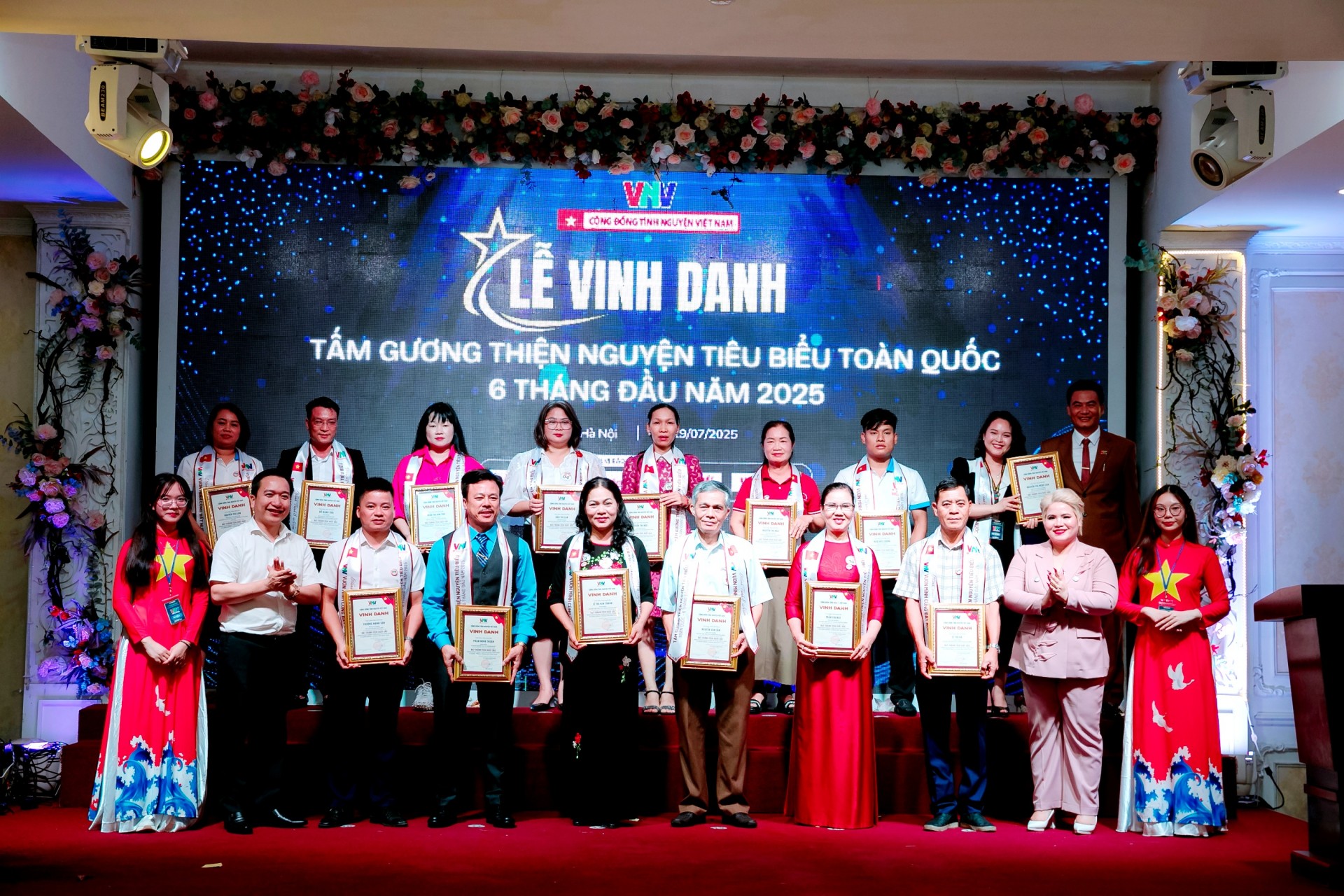 VNV kỷ niệm 8 năm: hành trình lan tỏa yêu thương trên khắp dải đất hình chữ S VNV kỷ niệm 8 năm: hành trình lan tỏa yêu thương trên khắp dải đất hình chữ S