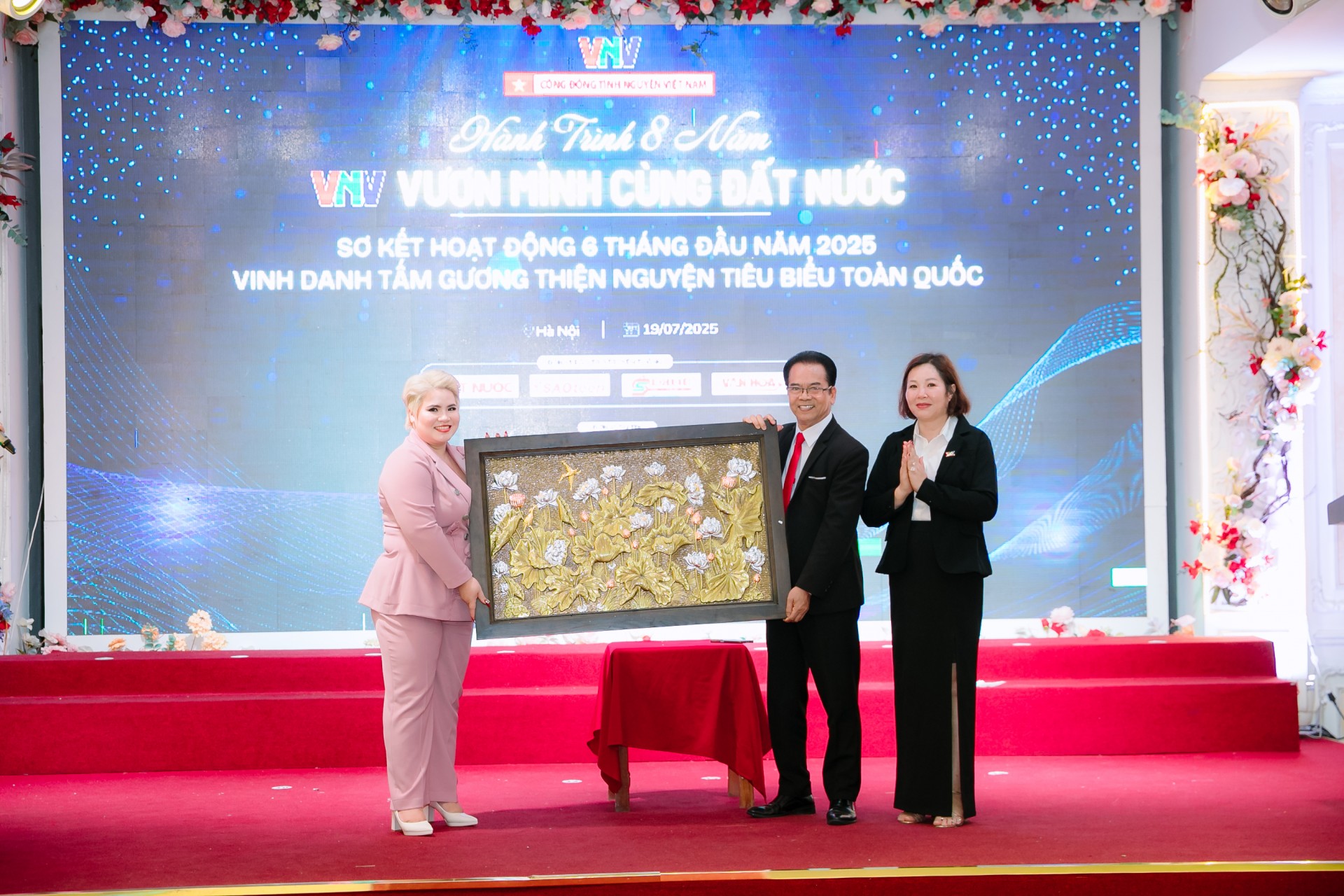 VNV kỷ niệm 8 năm: hành trình lan tỏa yêu thương trên khắp dải đất hình chữ S VNV kỷ niệm 8 năm: hành trình lan tỏa yêu thương trên khắp dải đất hình chữ S