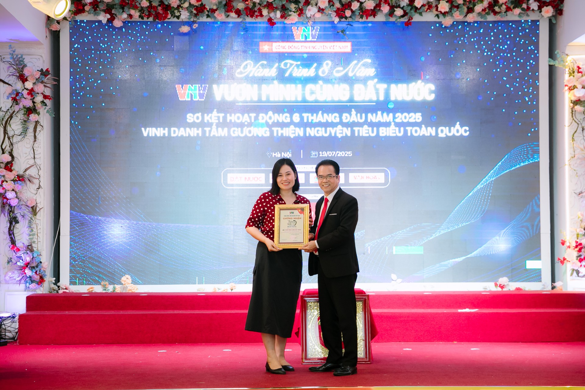 VNV kỷ niệm 8 năm: hành trình lan tỏa yêu thương trên khắp dải đất hình chữ S VNV kỷ niệm 8 năm: hành trình lan tỏa yêu thương trên khắp dải đất hình chữ S