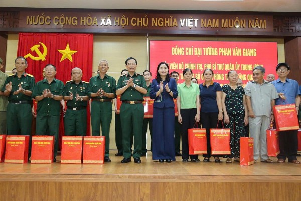 Đại tướng Phan Văn Giang thăm, tặng quà đối tượng chính sách trên địa bàn tỉnh Đắk Lắk