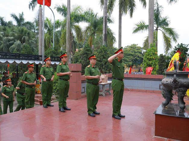 Công an phường Tây Hồ dâng hương, tri ân các anh hùng liệt sỹ tại Nghĩa trang Liệt sỹ TP. Hà Nội Công an phường Tây Hồ dâng hương, tri ân các anh hùng liệt sỹ tại Nghĩa trang Liệt sỹ TP. Hà Nội