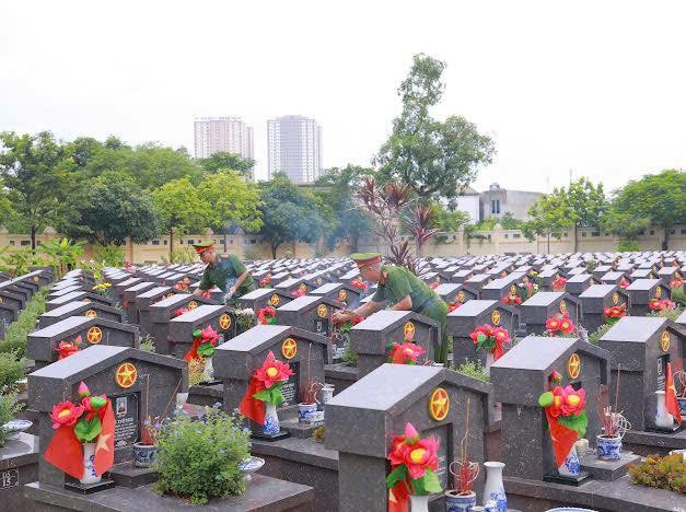 Công an phường Tây Hồ dâng hương, tri ân các anh hùng liệt sỹ tại Nghĩa trang Liệt sỹ TP. Hà Nội Công an phường Tây Hồ dâng hương, tri ân các anh hùng liệt sỹ tại Nghĩa trang Liệt sỹ TP. Hà Nội