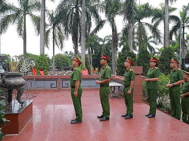 Công an phường Tây Hồ dâng hương, tri ân các anh hùng liệt sĩ tại Nghĩa trang Liệt sĩ Hà Nội Công an phường Tây Hồ dâng hương, tri ân các anh hùng liệt sỹ tại Nghĩa trang Liệt sỹ TP. Hà Nội