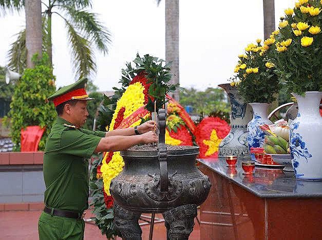 Công an phường Tây Hồ dâng hương, tri ân các anh hùng liệt sĩ tại Nghĩa trang Liệt sĩ Hà Nội Công an phường Tây Hồ dâng hương, tri ân các anh hùng liệt sỹ tại Nghĩa trang Liệt sỹ TP. Hà Nội