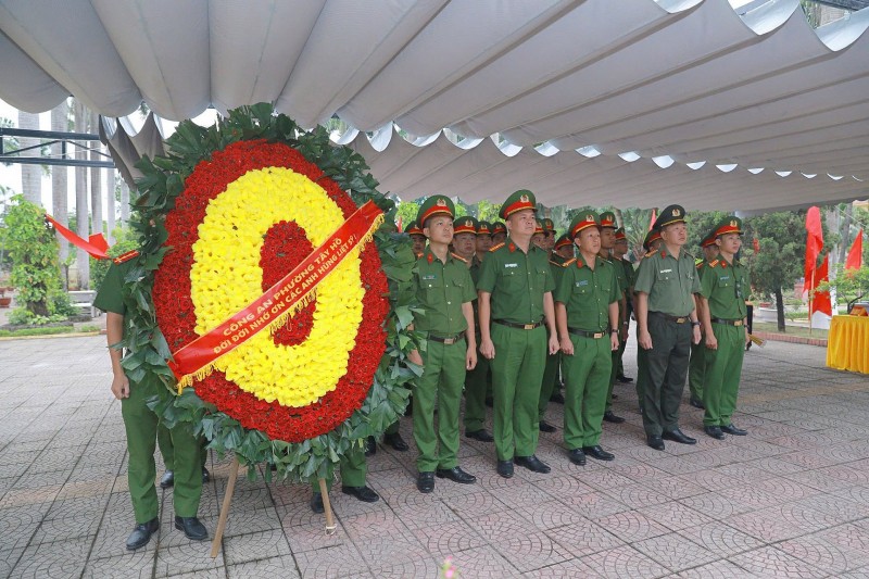 Công an phường Tây Hồ dâng hương, tri ân các anh hùng liệt sĩ tại Nghĩa trang Liệt sĩ Hà Nội Công an phường Tây Hồ dâng hương, tri ân các anh hùng liệt sỹ tại Nghĩa trang Liệt sỹ TP. Hà Nội