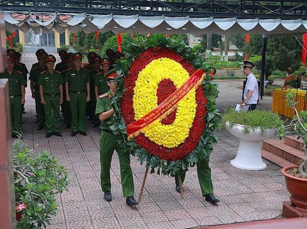 Công an phường Tây Hồ dâng hương, tri ân các anh hùng liệt sỹ tại Nghĩa trang Liệt sỹ TP. Hà Nội