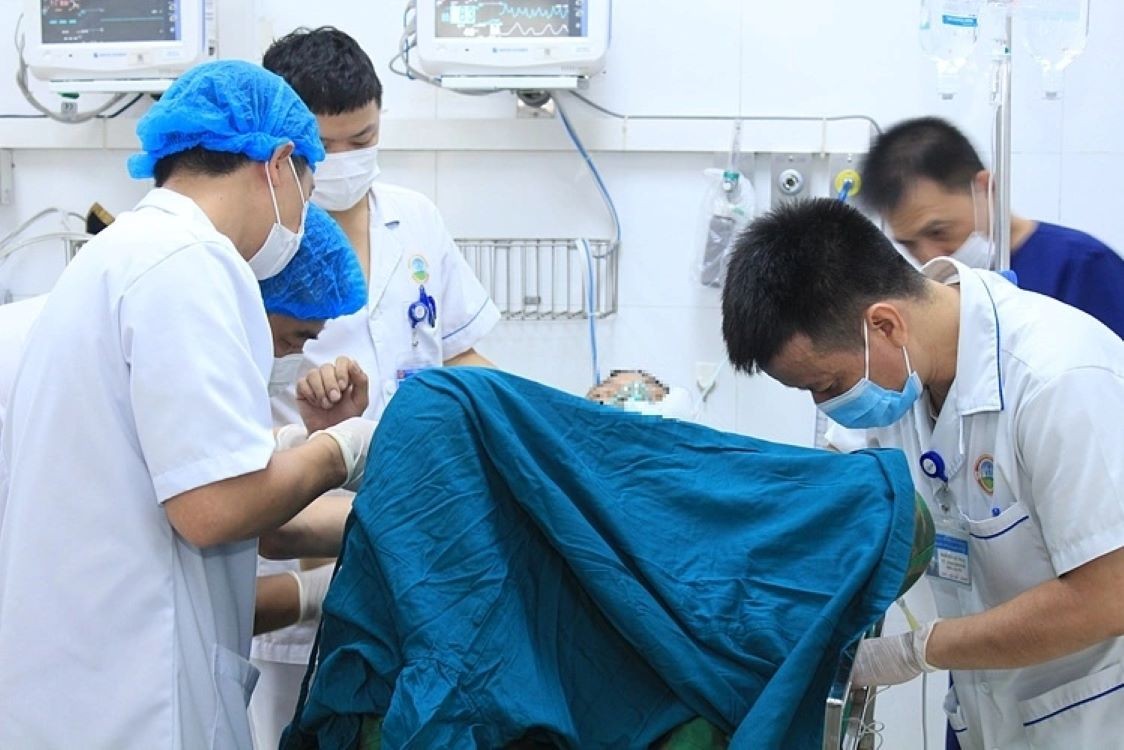 Sập cầu treo ở Điện Biên: 3 người đa chấn thương, Bệnh viện Việt Đức hội chẩn từ xa cấp cứu