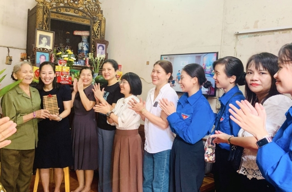 Trường Mầm non Sao Mai tri ân các gia đình có công với cách mạng