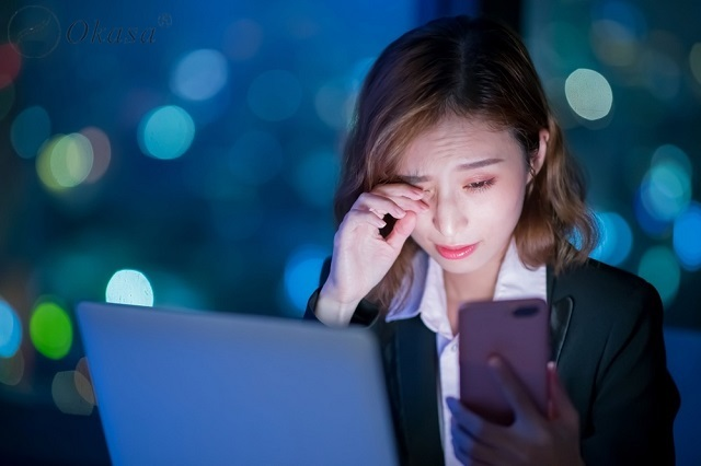 Ánh sáng xanh từ điện thoại: Kẻ thù thầm lặng của sức khỏe và sắc đẹp