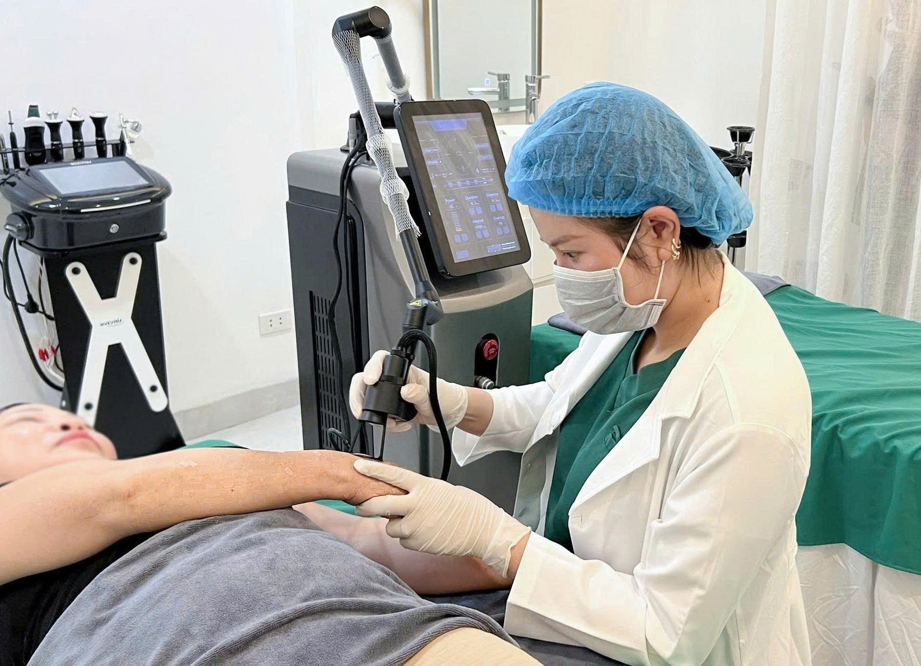 Th.S BS Phạm Thị Hoà chia sẻ trào lưu mới của thẩm mỹ - trẻ hoá da tay, da cổ Th.S BS Phạm Thị Hoà chia sẻ trào lưu mới của thẩm mỹ - trẻ hoá da tay, da cổ