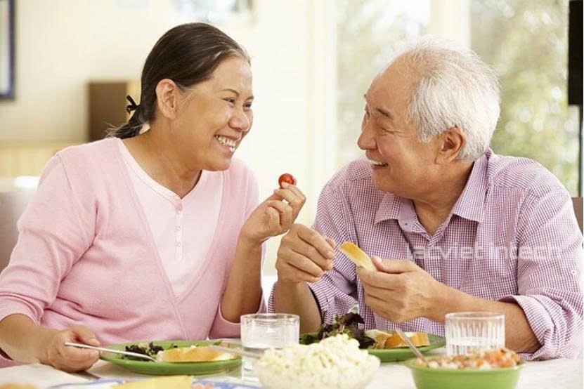 Chăm sóc răng miệng tuổi 50+: Vì sao trồng răng sớm lại tốt hơn để mất răng lâu dài?