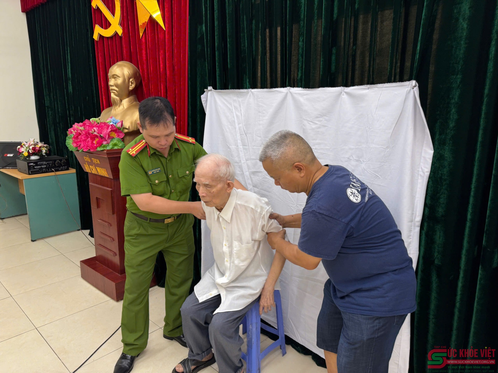 Phường Hoàn Kiếm: Sáng tạo, đẩy nhanh tiến độ cấp đổi thẻ đảng viên