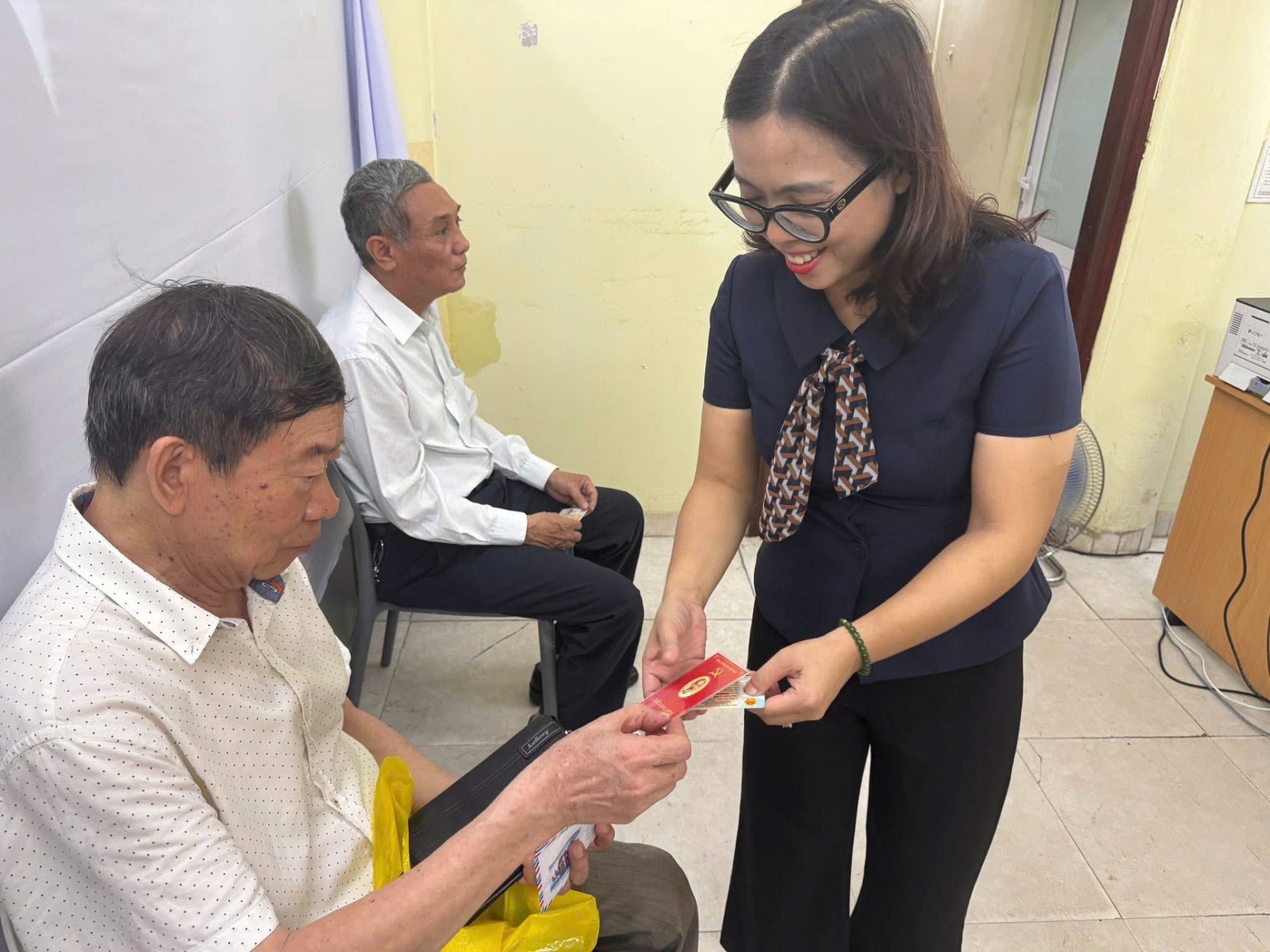Phường Hoàn Kiếm: Sáng tạo, đẩy nhanh tiến độ cấp đổi thẻ đảng viên
