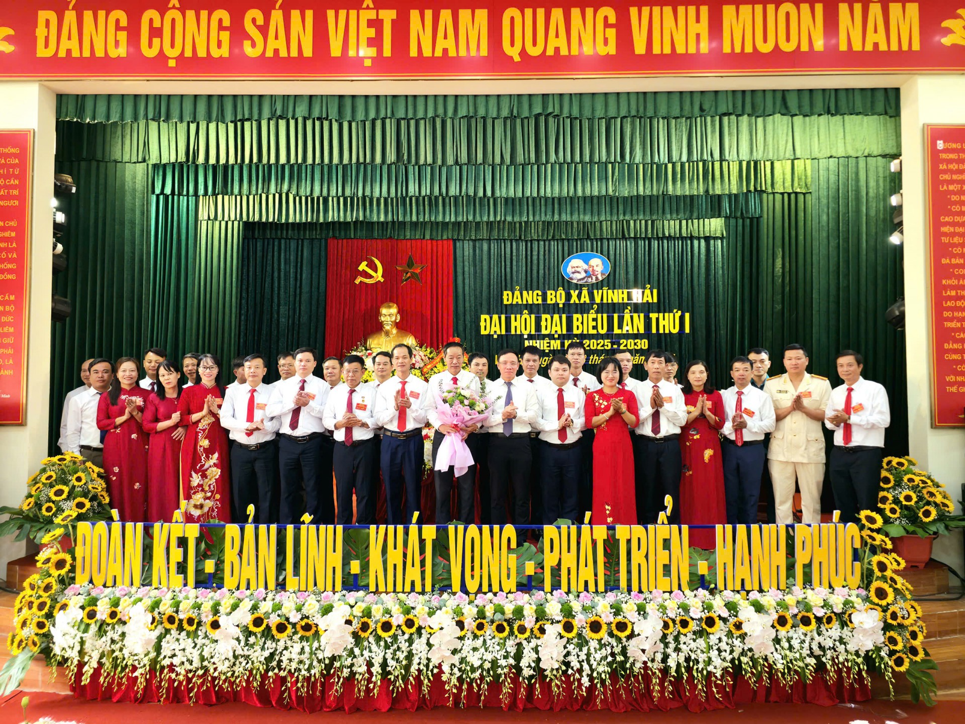 Phát triển nhanh, bền vững trên cả 3 trụ cột kinh tế - xã hội - bảo vệ môi trường; nâng cao tiêu chí xây dựng nông thôn mới kiểu mẫu theo hướng thông Phát triển nhanh, bền vững trên cả 3 trụ cột kinh tế - xã hội - bảo vệ môi trường; nâng cao tiêu chí xây dựng nông thôn mới kiểu mẫu theo hướng thông