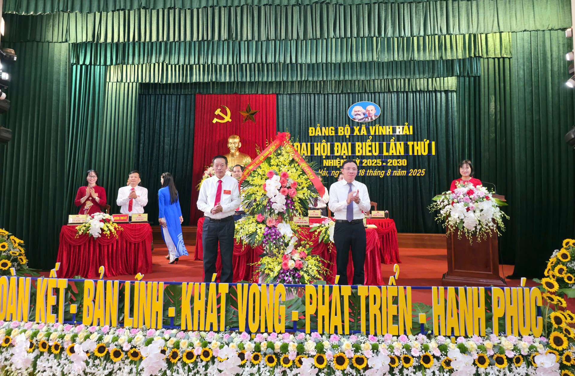 Phát triển nhanh, bền vững trên cả 3 trụ cột Kinh tế - Xã hội - Bảo vệ Môi trường, nâng cao tiêu chí xây dựng nông thôn mới Phát triển nhanh, bền vững trên cả 3 trụ cột Kinh tế - Xã hội - Bảo vệ Môi trường, nâng cao tiêu chí xây dựng nông thôn mới