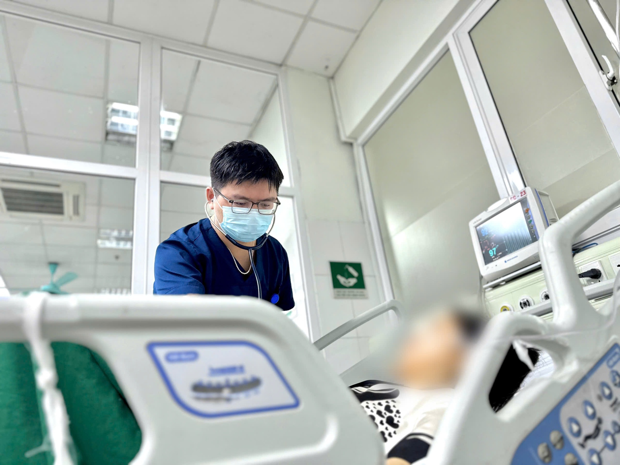 Cảnh báo nhiều bệnh nhân mắc sốt rét ác tính khi trở về từ nước ngoài