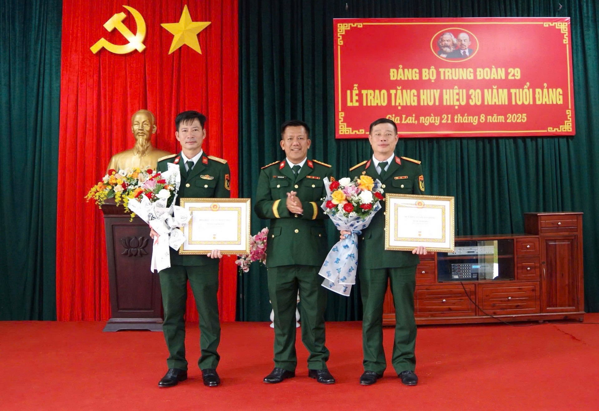 Đảng bộ Trung đoàn 29, Quân đoàn 34 trao Huy hiệu 30 năm tuổi Đảng cho 2 đồng chí đảng viên Đảng bộ Trung đoàn 29, Quân đoàn 34 trao Huy hiệu 30 năm tuổi Đảng cho 2 đồng chí đảng viên