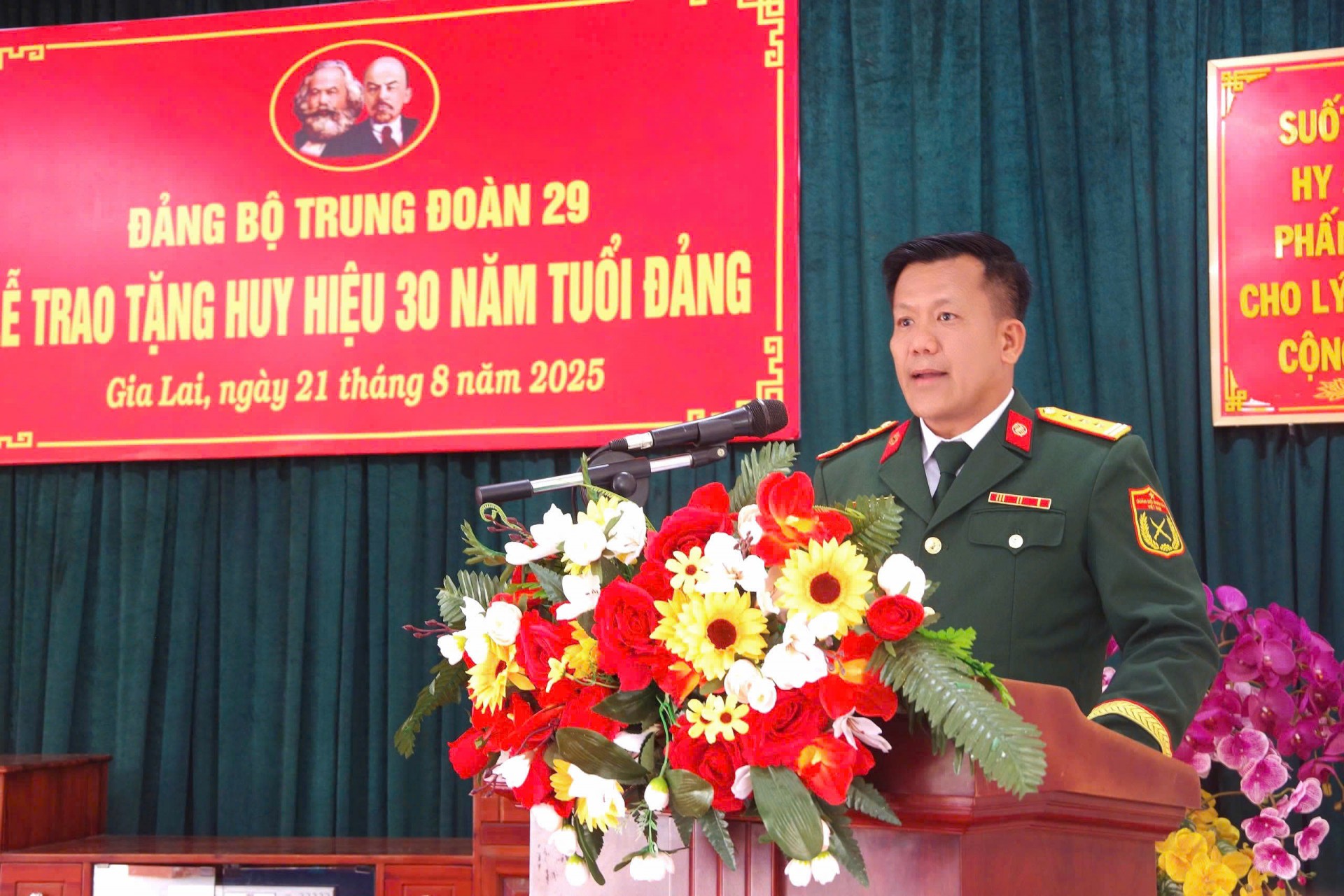 Đảng bộ Trung đoàn 29, Quân đoàn 34 trao Huy hiệu 30 năm tuổi Đảng cho 2 đồng chí đảng viên Đảng bộ Trung đoàn 29, Quân đoàn 34 trao Huy hiệu 30 năm tuổi Đảng cho 2 đồng chí đảng viên