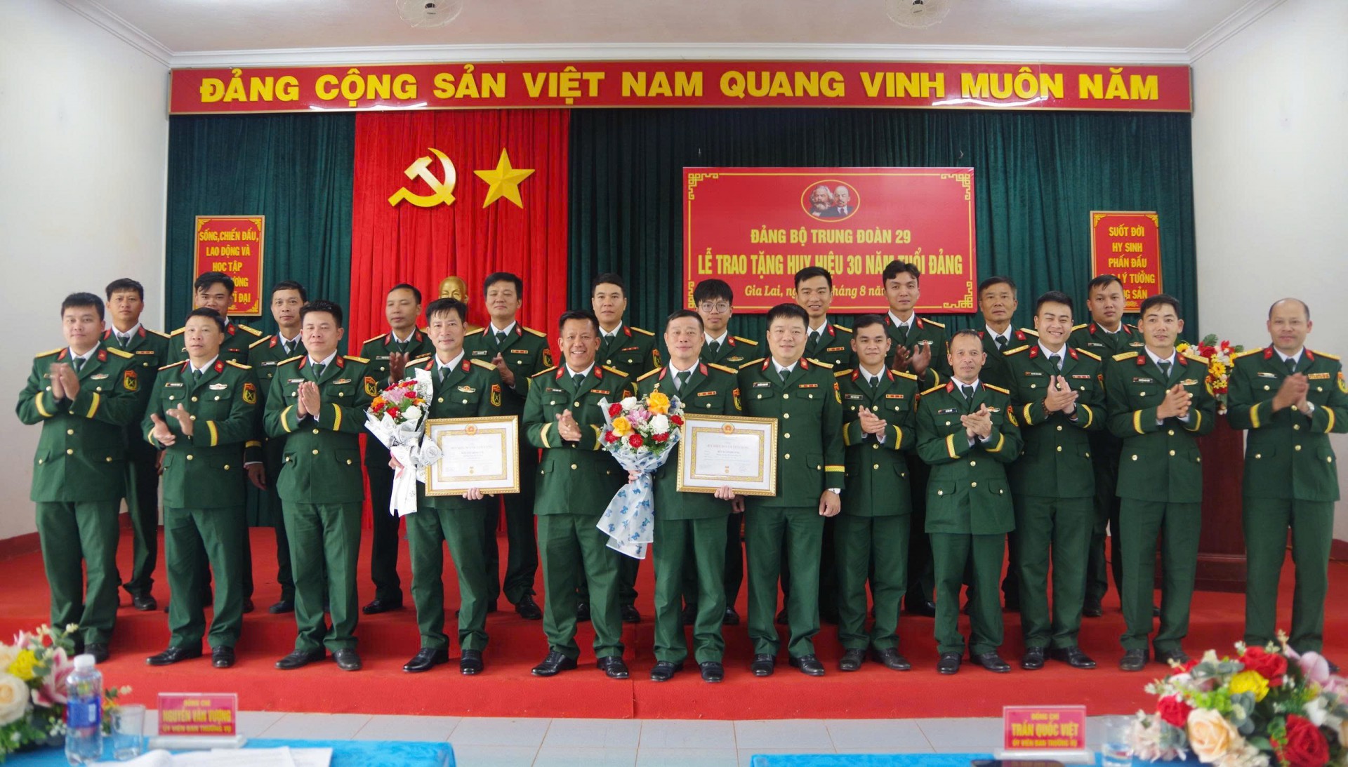 Đảng bộ Trung đoàn 29, Quân đoàn 34 trao Huy hiệu 30 năm tuổi Đảng cho 2 đồng chí đảng viên Đảng bộ Trung đoàn 29, Quân đoàn 34 trao Huy hiệu 30 năm tuổi Đảng cho 2 đồng chí đảng viên