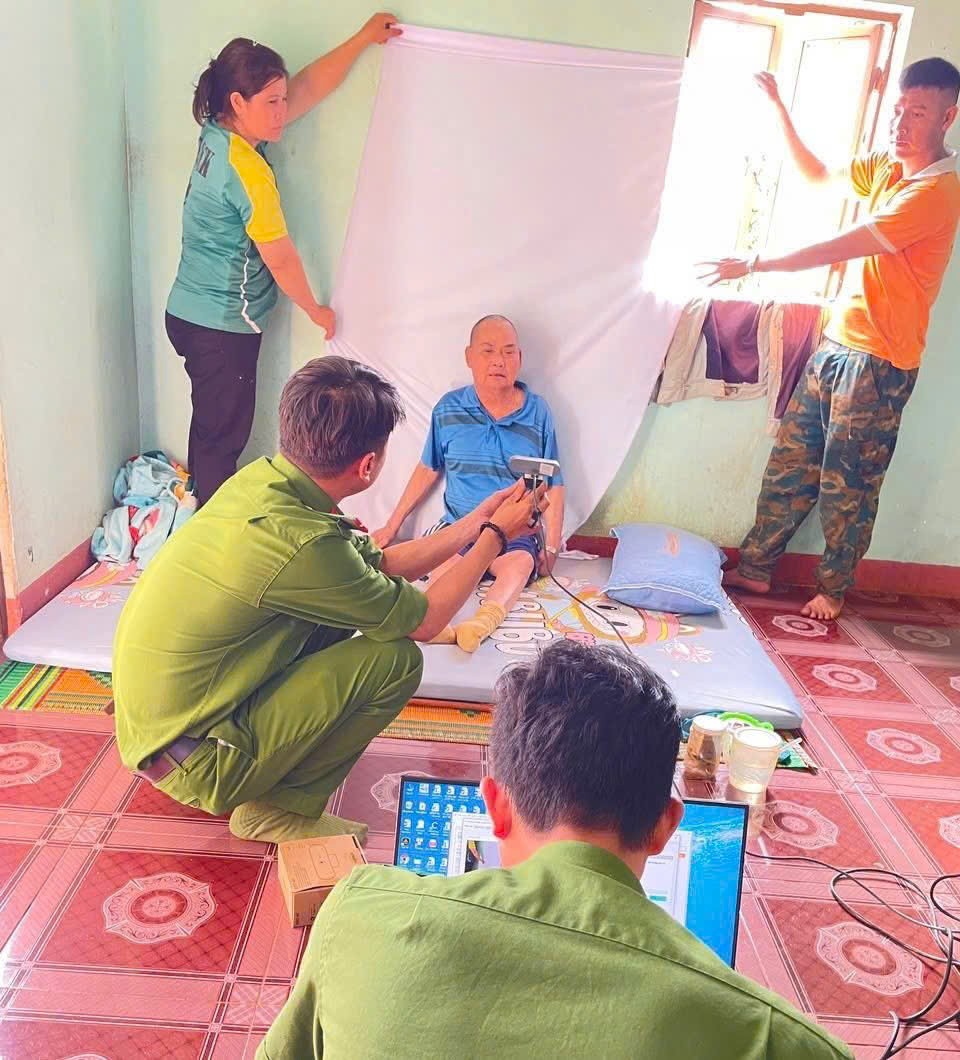 Nỗ lực hoàn thành cấp thẻ Đảng viên, phục vụ tận nhà cho người cao tuổi, sức khỏe yếu